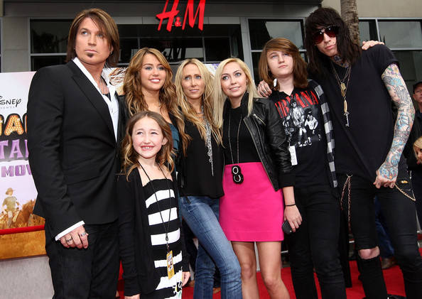  - Miley Cyrus si familia