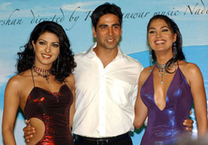 Lara cu Akshay Kumar si Priyanka Chopra prin anul 2003 - Lara Dutta