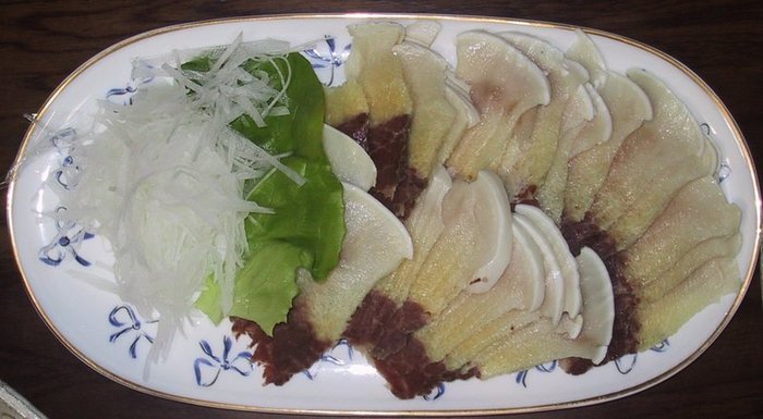 800px-Whale_meat_on_dish - Mancare japoneza