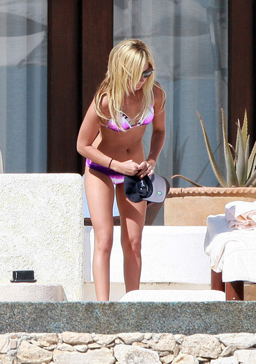 Ashley+Tisdale+Showing+Off+Bikini+Bod+Mexico+geS9jbMp4bIl