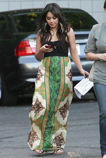 Vanessa+Hudgens+Out+Hollywood+LoPS2NHtruhl
