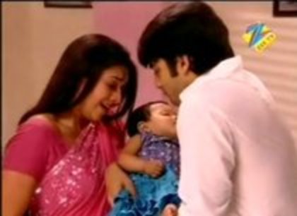 Divya %u015Fi Amar are o fetita pe nume Dia - A ta pentru totdeauna-Amar and Divya Sagar and Vidya