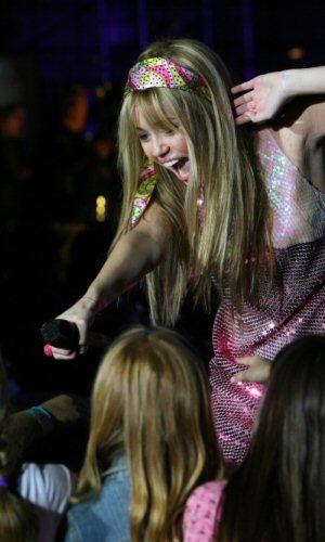 hannah-montana-miley-cyrus-best-of-both-worlds-concert-tour-3d-1[1]