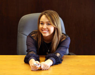 WPZDYGOTJXTTGRRIUZJ - Miley Cyrus la lansarea carti