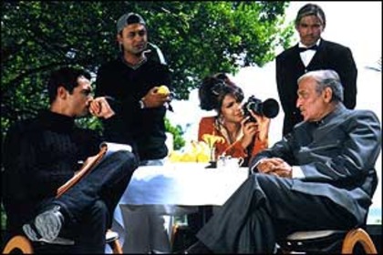 Adit,Alisha si Randit i iau interviu presedintelui fara ca acestia sa stie ca el era sechestrat