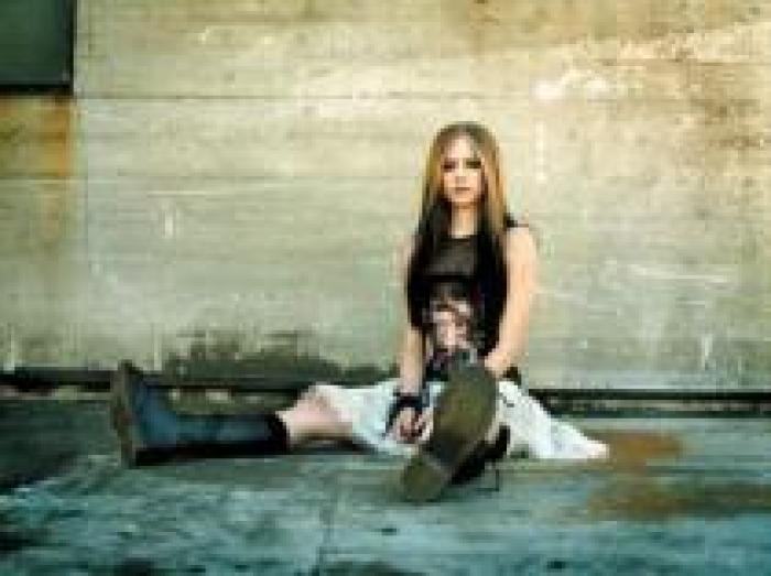 OBGDVEJSYJPDNIBUENG - alte poze cu avril lavigne