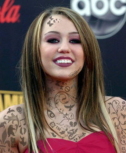 GYZHETXSUBYHSDSXXYI - miley cu tatuaje