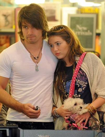miley-cyrus-and-justin-gaston-cuddle[1] - miley and justin