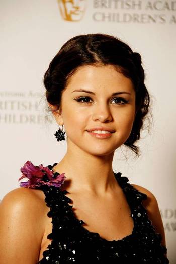 selenagomezfan_com-britishacademychildren-0006