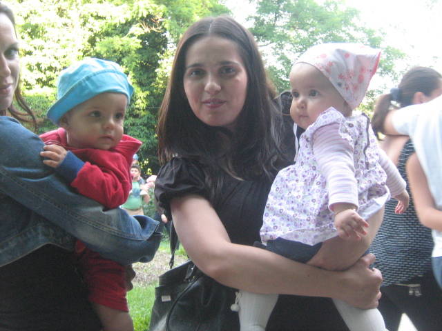 am 7 luni si in parc cu mario_29.05.2009 071 - eu si mario la 7 luni