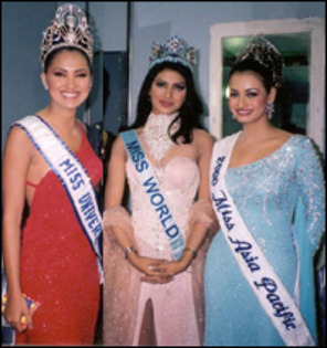 Priyanka cu Lara Dutta si Diya Mirza cnd au fost incoronate Miss