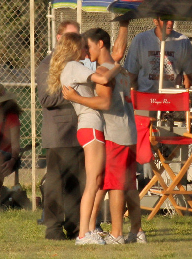 Taylor+Lautner+Flips+Taylor+Swift+BrMJKivQkxMl