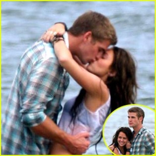 miley-cyrus-liam-hemsworth-kiss[1] - Miley Cyrus Kissing Liam Hemsworth