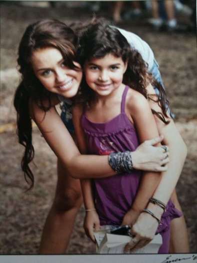 miley-miley-cyrus-7688774-525-700