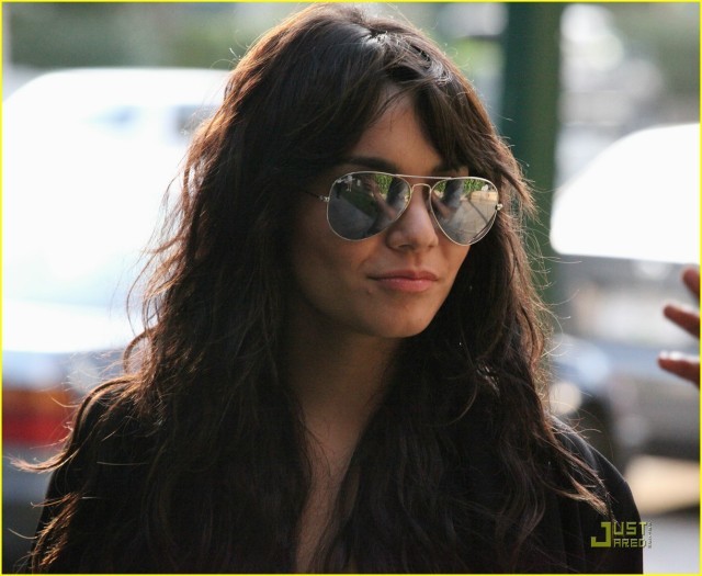 2dkiur6 - Vanessa Hudgens Sterling Knight Vancouver Mates