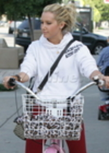 thumb_002 - ASHLEY TISDALE SI SCOOT SPEER 27 OCTOMBRIE 2009