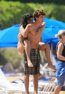 normal_zanessa_beach_candid_019