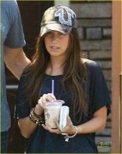 FJUMAVAUXGOPUIFKLBX - ASHLEY TISDALE SI SCOOT SPEER COFEE BEAN COUPLE