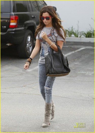 21etmr[1] - Ashley Tisdale Design My Twitter Page