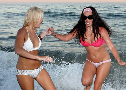 britney-spears-blonde-underwear-beach - britney la plaja