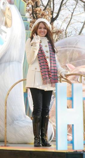 30[1] - Miley la Macys Thanksgiving Day Parade