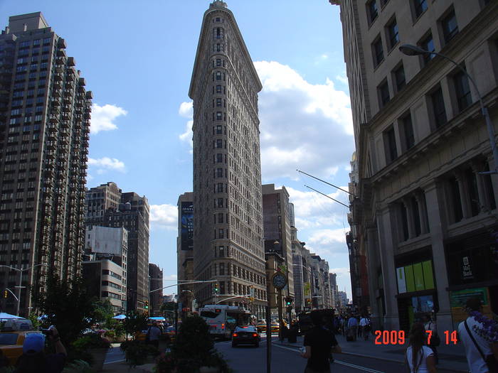 FLATIRON BUILDING