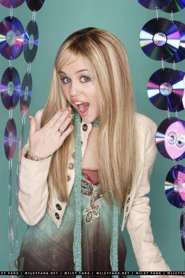 CSLMTOYHYXPPMUHGETU - Hannah Montana Sedinta Foto 1