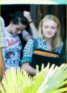  - Kristen Stewart si Dakota Fanning prin LA