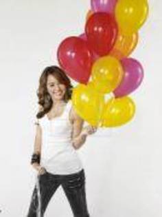 7 - Miley cu baloane