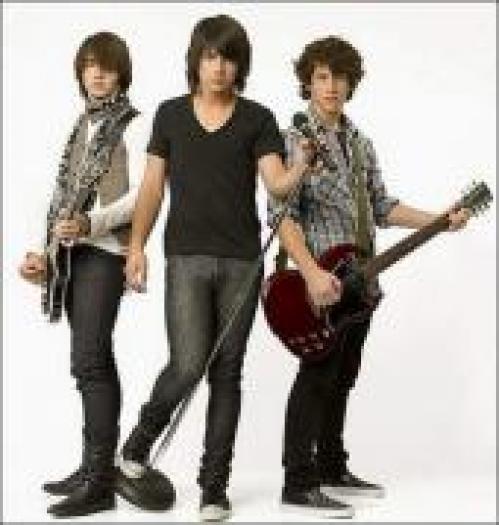 UILSJHSFAJCWDUDCCJZ[1] - camp rock and Jonas Brothers