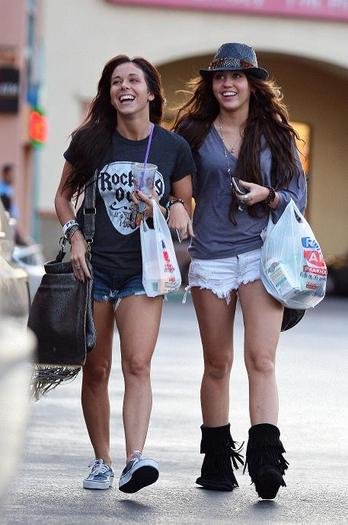 miley_cyrus_mandy_jiroux_10_wenn2534084 - Miley Cyrus and Mandy Jiroux