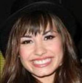 UMFTWZHLFGAYRQTKKDU - Demi Lovato