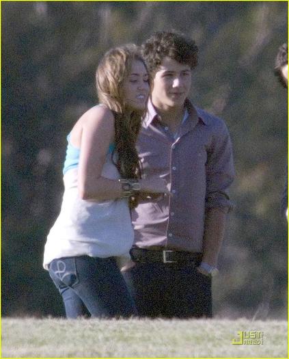 miley-cyrus-nick-jonas-hug-01