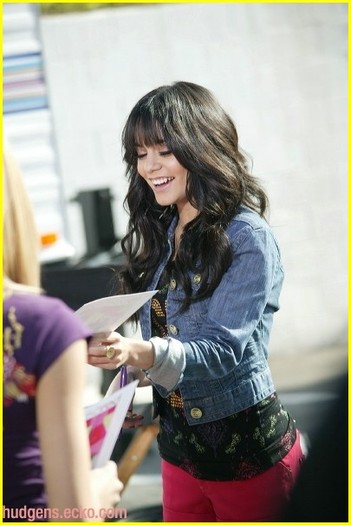 vanessahudgenseckoredpinzu - Vanessa Hudgens Sedinta foto