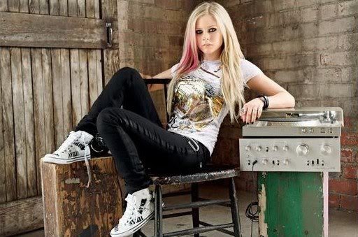 SYGECMESCUTPPJOLLBV - Poze Avril Lavigne