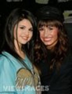 SELENA-AND-DEMI-lovato-and-gomez-2893134-92-120 - Sely si Demy