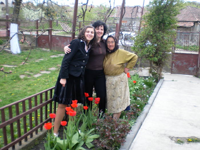 mama,fiica si sotia mea - gradina in ziua de Paste-2009