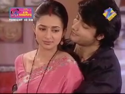 Sagar o tine in brate pe Vidya - A ta pentru totdeauna-Amar and Divya Sagar and Vidya