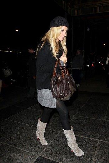 Ashley+Tisdale+speaks+during+event+Glamour+nVi2bCUZGlBl