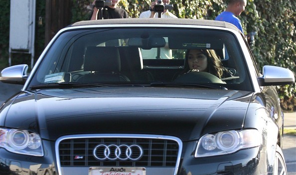 Vanessa+Hudgens+Out+Hollywood+_YmIEevz9mxl