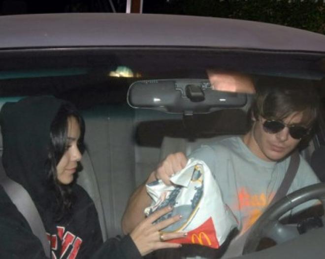 zanessa-fast-food-916-5_medium - Vanessa Hudgens and Zac Efron in  vacanta si alte poze cu ei