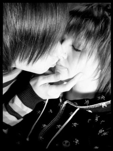 normal_biildchen_x3_033 - Emo kiss