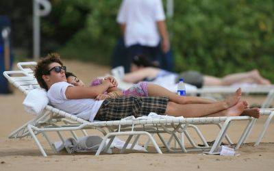 normal_zanessa_beach_candid_020