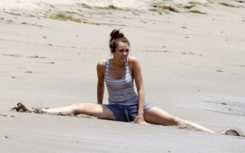 OPQHMAOLXWPEVWDXKLR - Miley Cyrus pe plaja