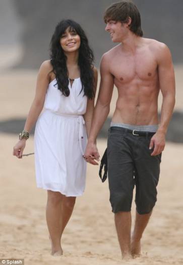 vanessa-hudgens-zac-efron-hawaii-2008
