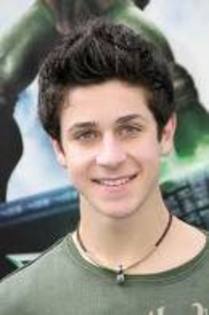 JGUYEEUXGDCDHRMZGJE - david henrie