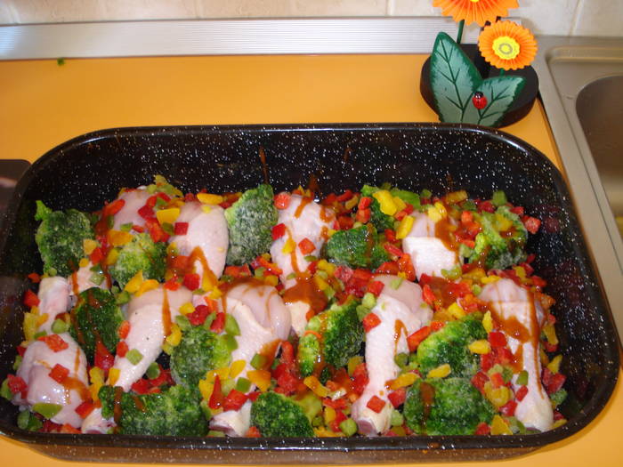 PUI LA CUPTOR CU BROCOLI SI ARDEI GRAS