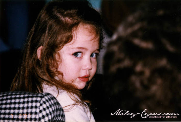 GMUXWLEFBTRIBJKDBSB - Miley Cyrus cand era mica