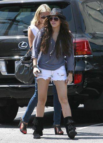 normal_04053_Miley_Cyrus_out_for_lunch_at_Mo30s_Restaurant_in_Toluca_Lake_-_August_81_2009_002_122_3 - Miley CYrus and Tish at restaurant