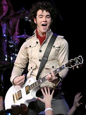 profile_kevin_jonas_300x4001[1]